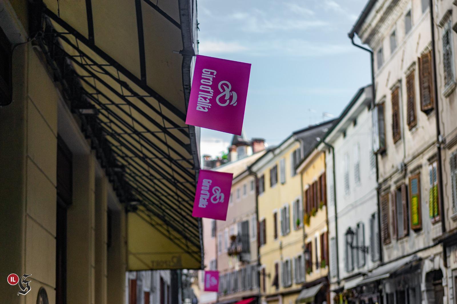 Copertina per Angoli e vetrine di via Rastello si tingono di rosa, è la vigilia del Giro d'Italia a Gorizia
